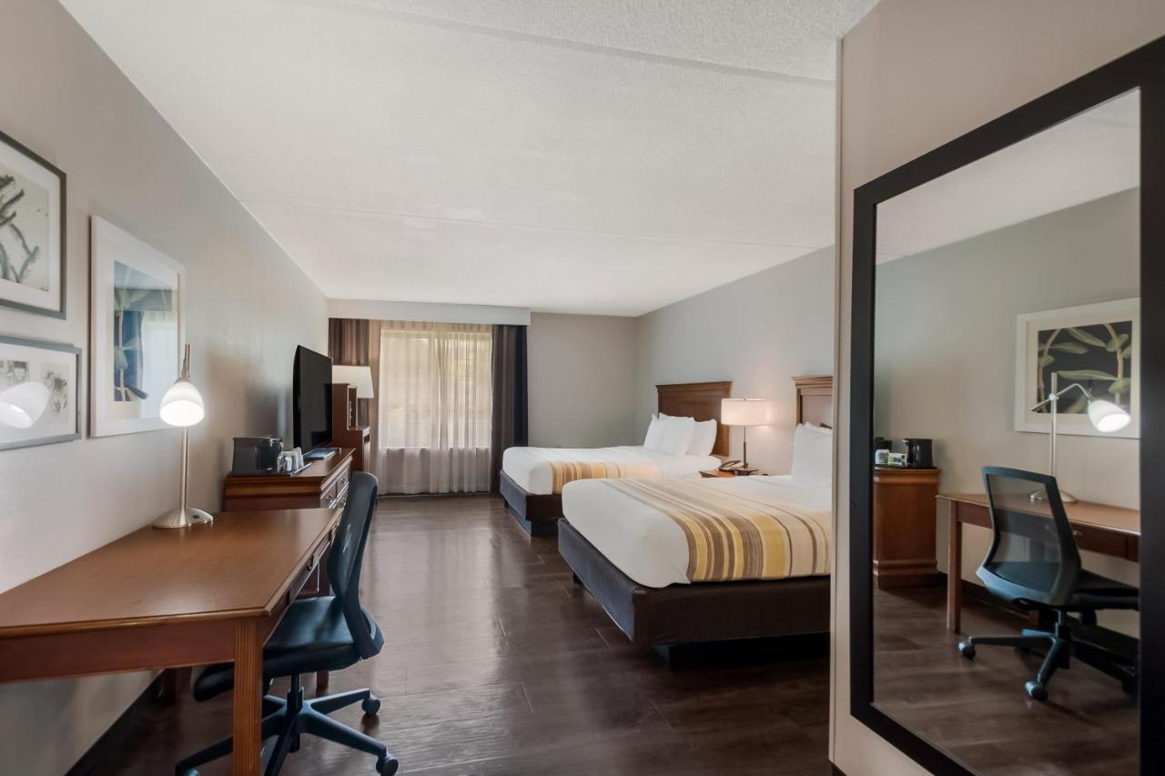 Queen Room with Two Queen Beds - Pet Friendly at Country Inn & Suites by Radisson, Fredericksburg South (I-95), VA