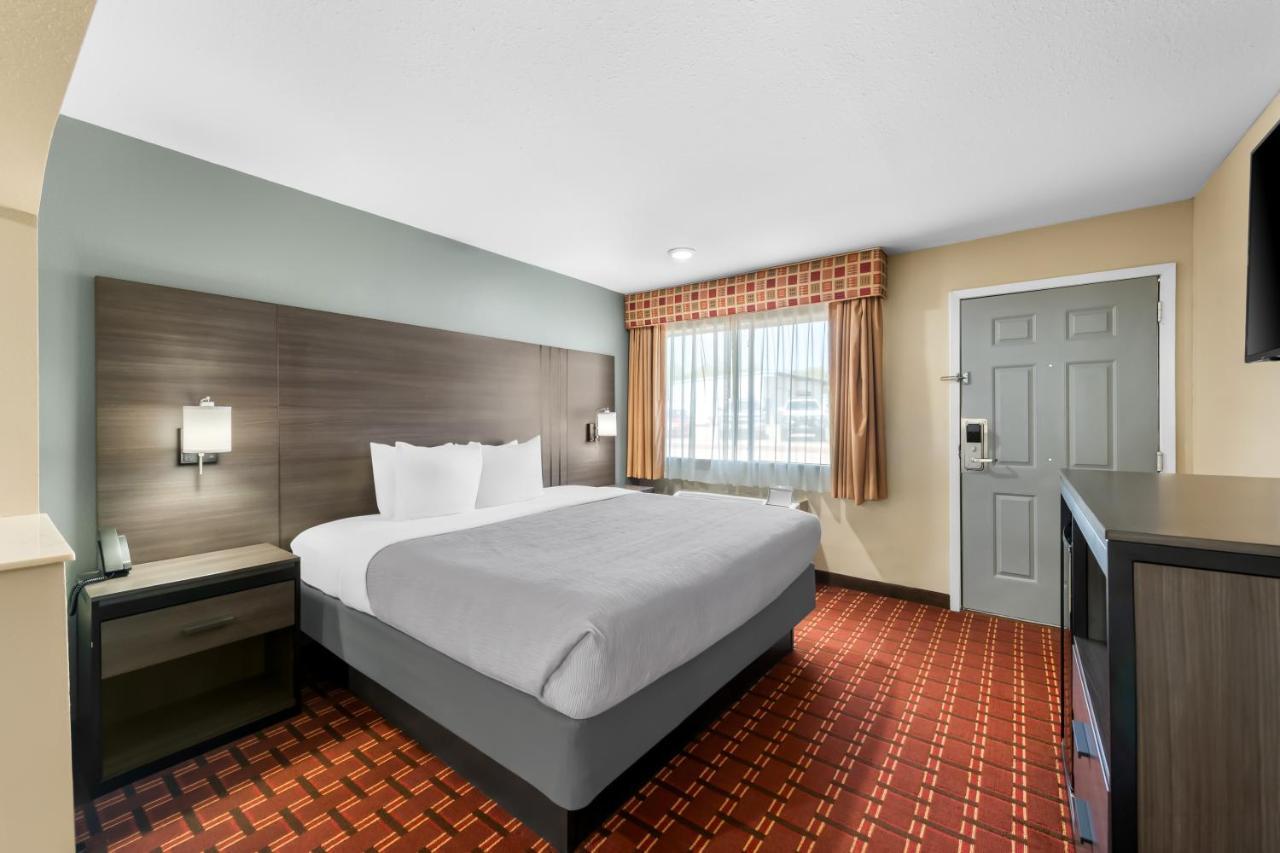 King Room - Non-Smoking at Quality Inn Marshall