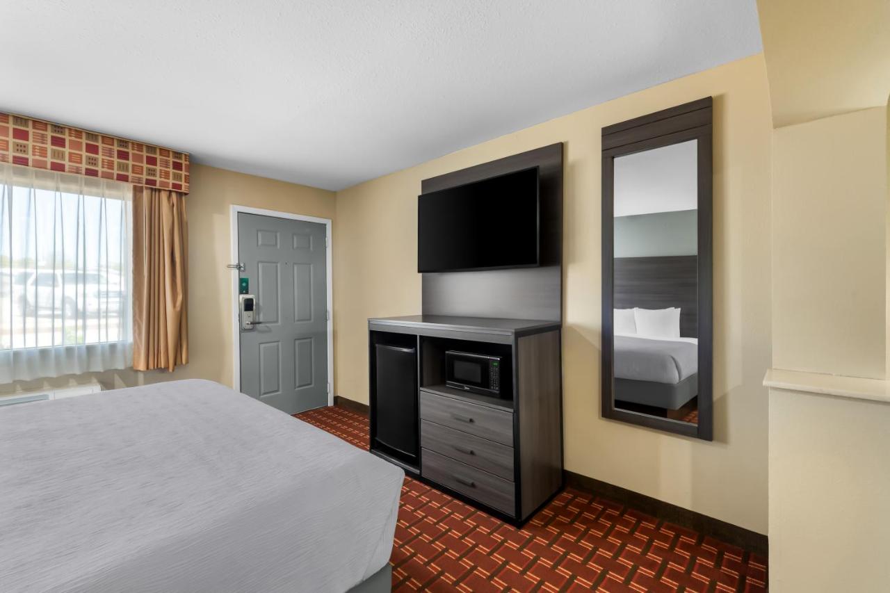 King Room - Non-Smoking at Quality Inn Marshall