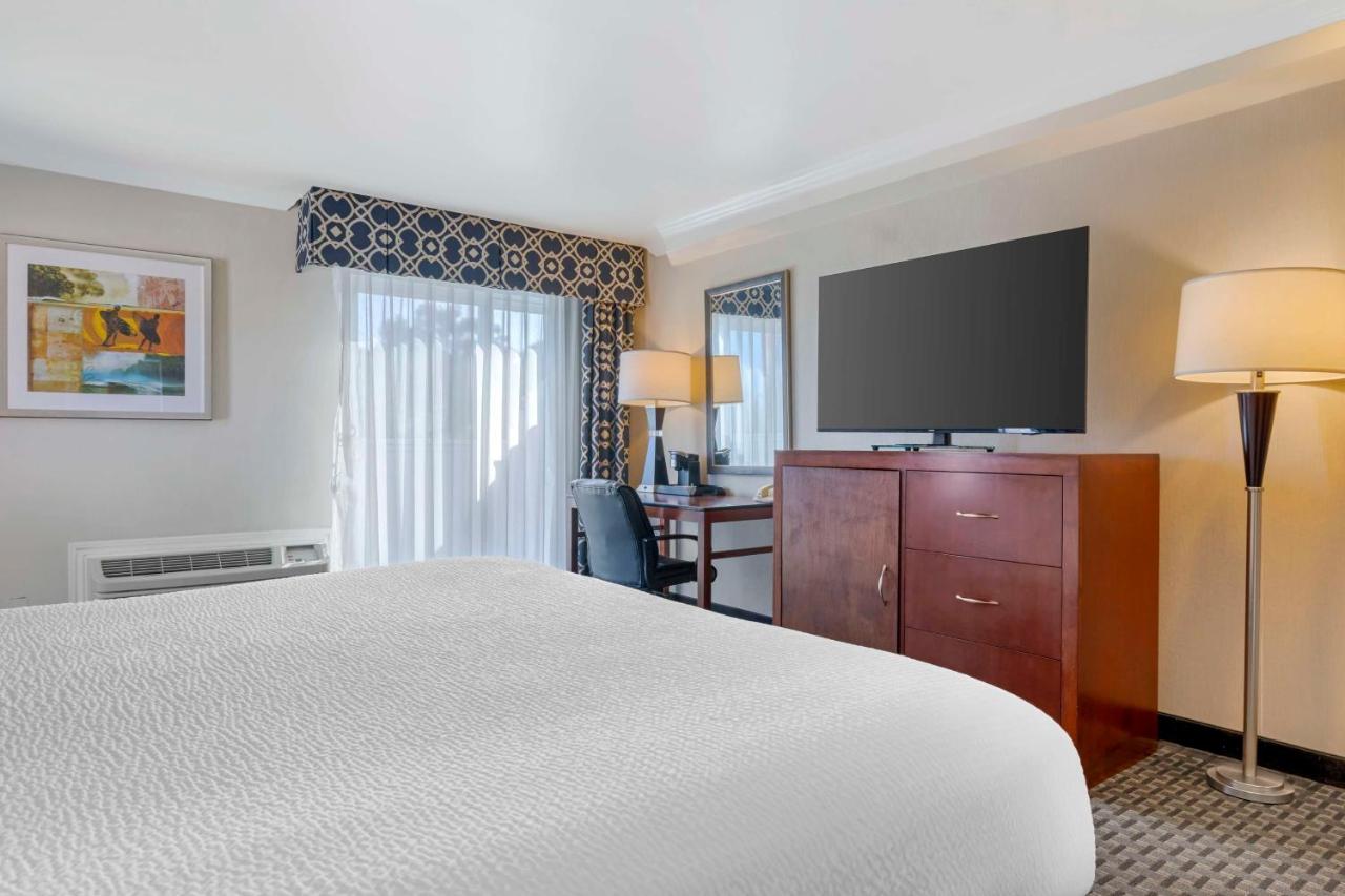 King Room with Roll In Shower - Disability Access - Non Smoking at Best Western Plus Marina Shores Hotel