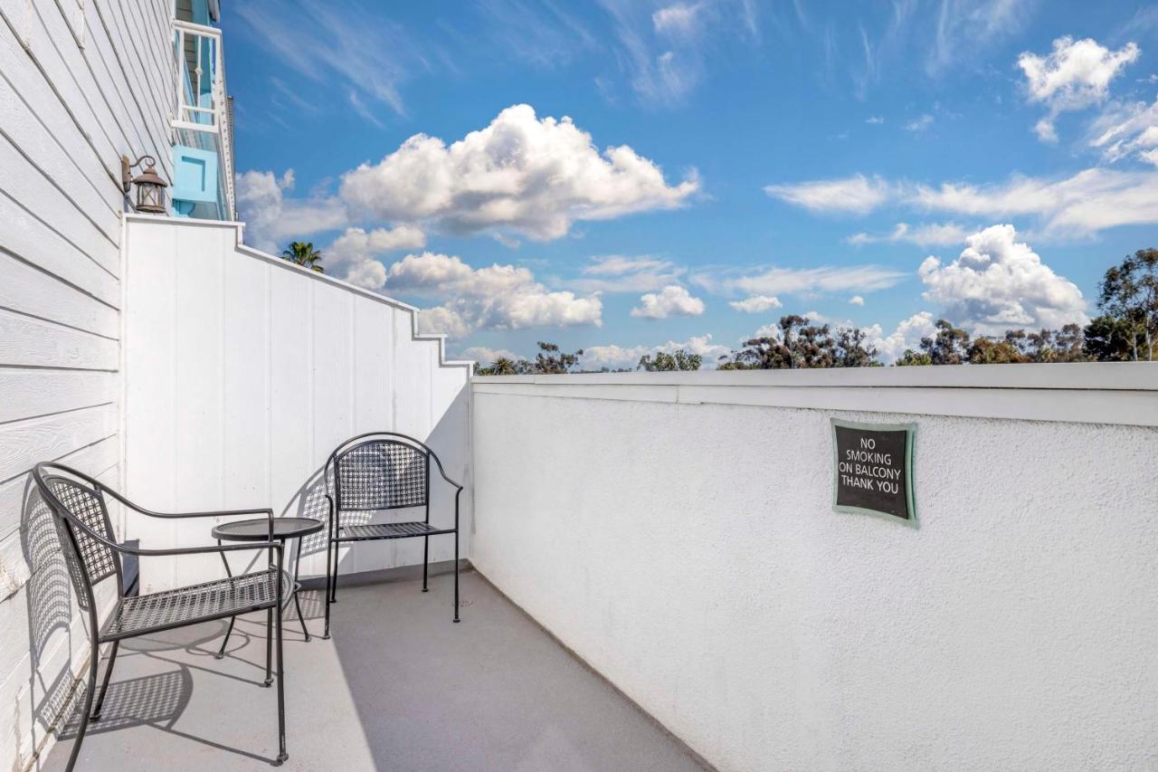 Queen Suite with Balcony - Non-Smoking at Best Western Plus Marina Shores Hotel