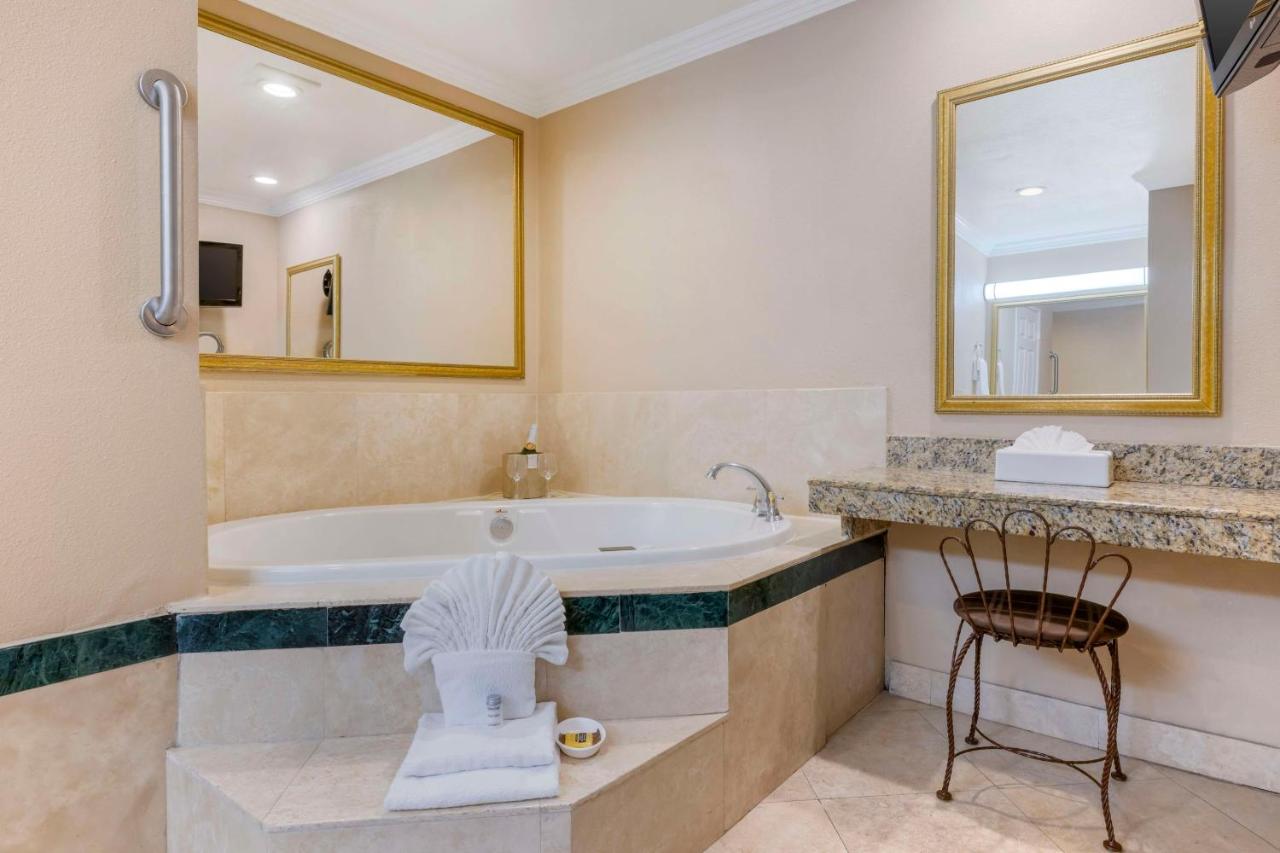 King Room with Spa Bath - Non-Smoking at Best Western Plus Marina Shores Hotel