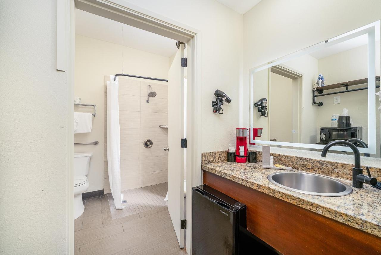 Queen Room - Disability Access/Non-Smoking at Urban Boutique Hotel