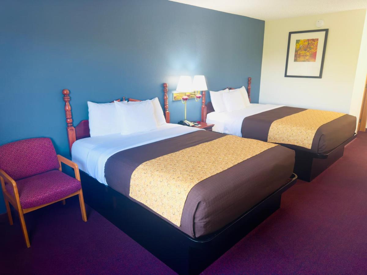 Queen Room with Two Queen Beds at Scenic Hills Inn