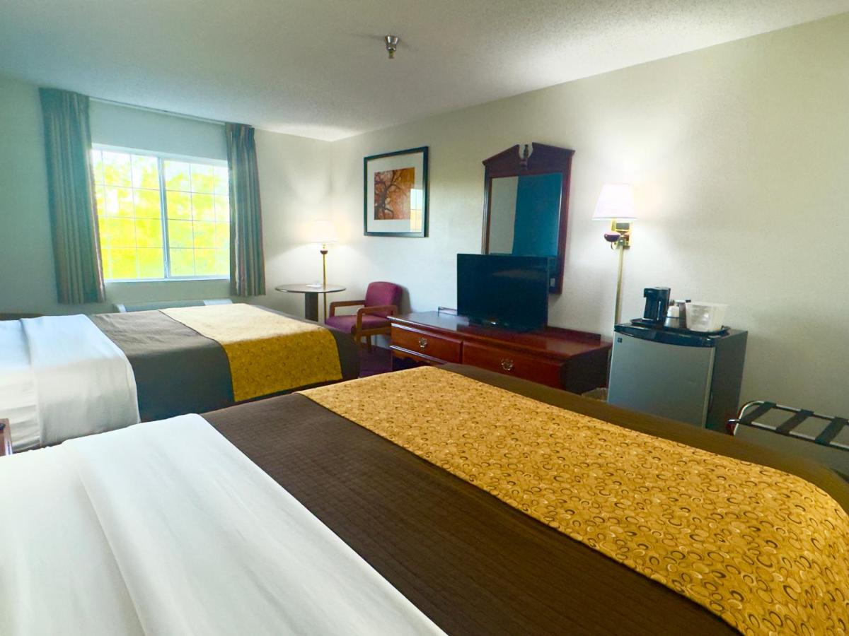 Queen Room with Two Queen Beds at Scenic Hills Inn