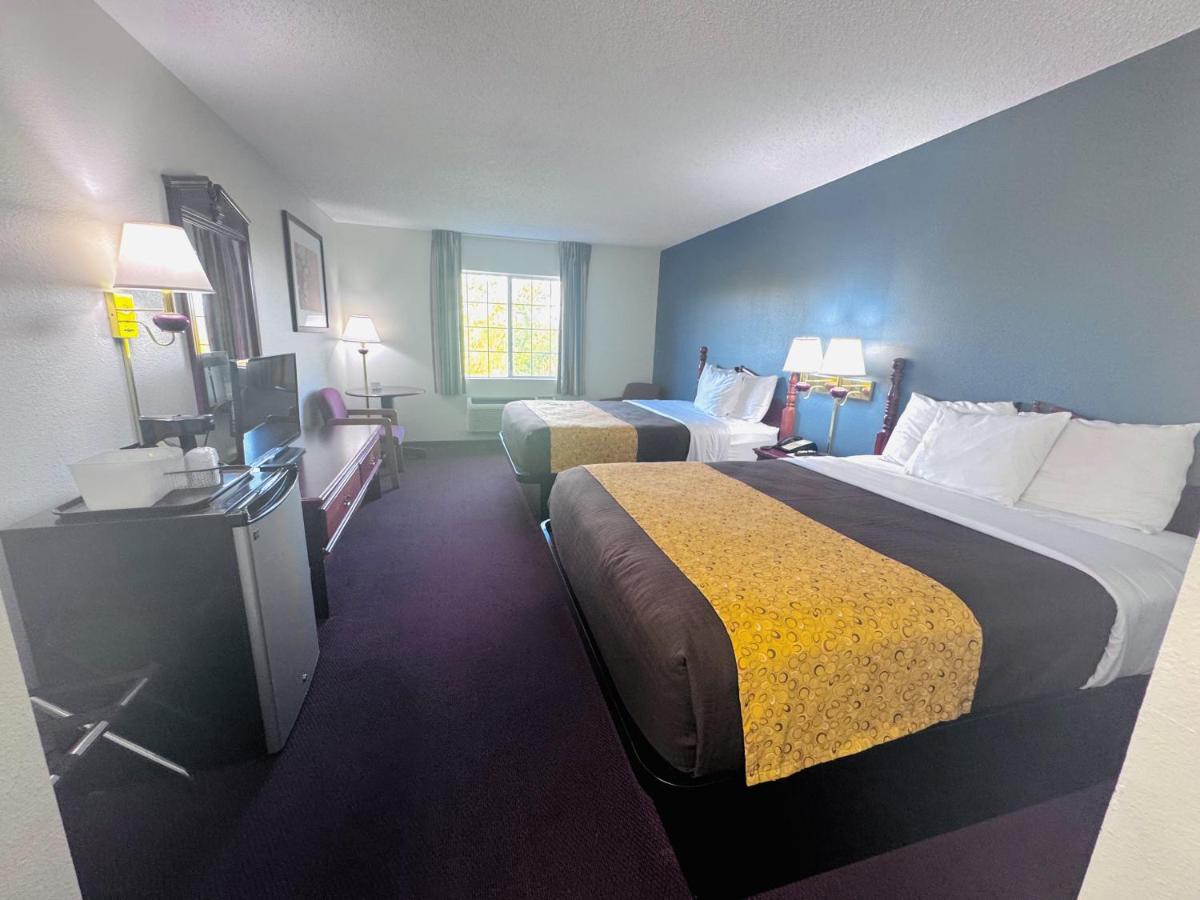 Queen Room with Two Queen Beds at Scenic Hills Inn