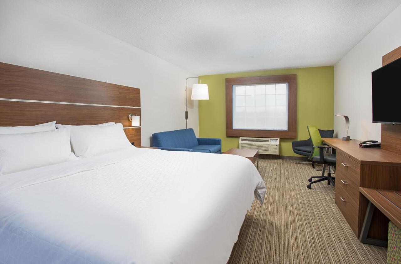 Double Suite - Mobility Access Tub/Non-Smoking at Holiday Inn Express & Suites Alcoa (Knoxville Airport) by IHG