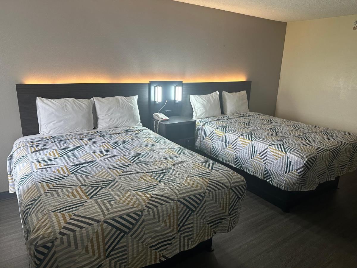 Queen Room with Two Queen Beds - Non-Smoking at Motel 6 Anderson, IN - Indianapolis