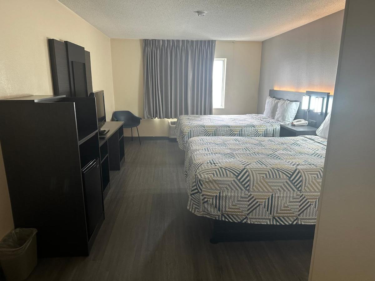 Queen Room with Two Queen Beds - Non-Smoking at Motel 6 Anderson, IN - Indianapolis