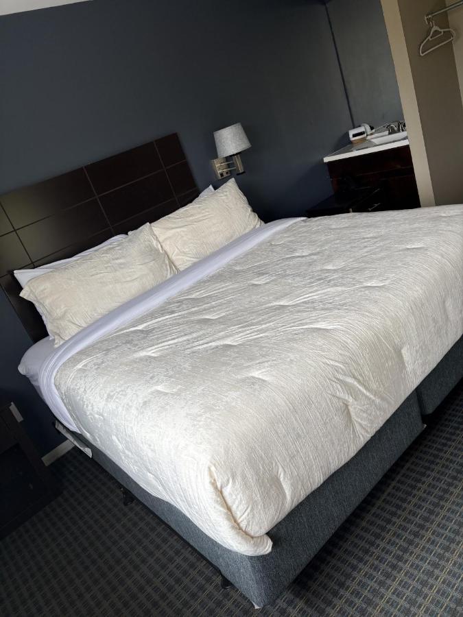 Deluxe Queen Room at Mainstay Inn