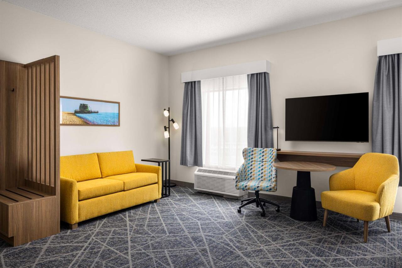 Queen Room with Two Queen Bed Studio with Sofa Bed- Non-Smoking at Hampton Inn & Suites Moline-Quad City Int'l Aprt