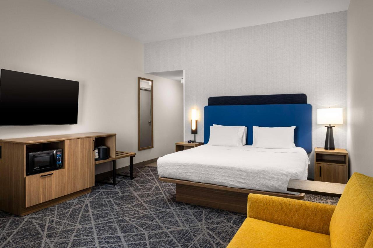 King Study with Sofa Bed - Non-Smoking at Hampton Inn & Suites Moline-Quad City Int'l Aprt
