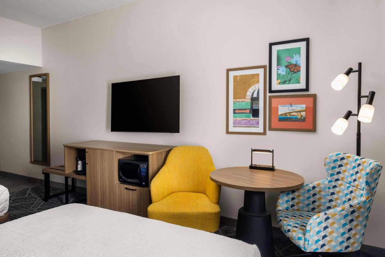 Queen Room with Two Queen Beds - Non-Smoking at Hampton Inn & Suites Moline-Quad City Int'l Aprt