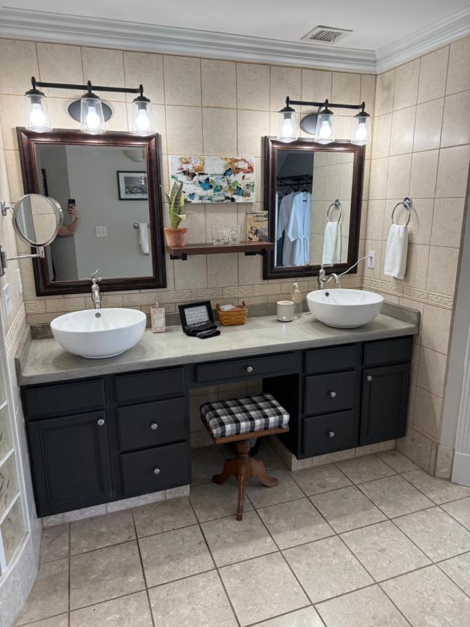 | Barren Breeze Bed and Breakfast