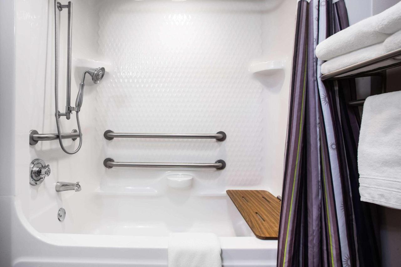 | La Quinta Inn & Suits by Wyndham Pontoon Beach IL
