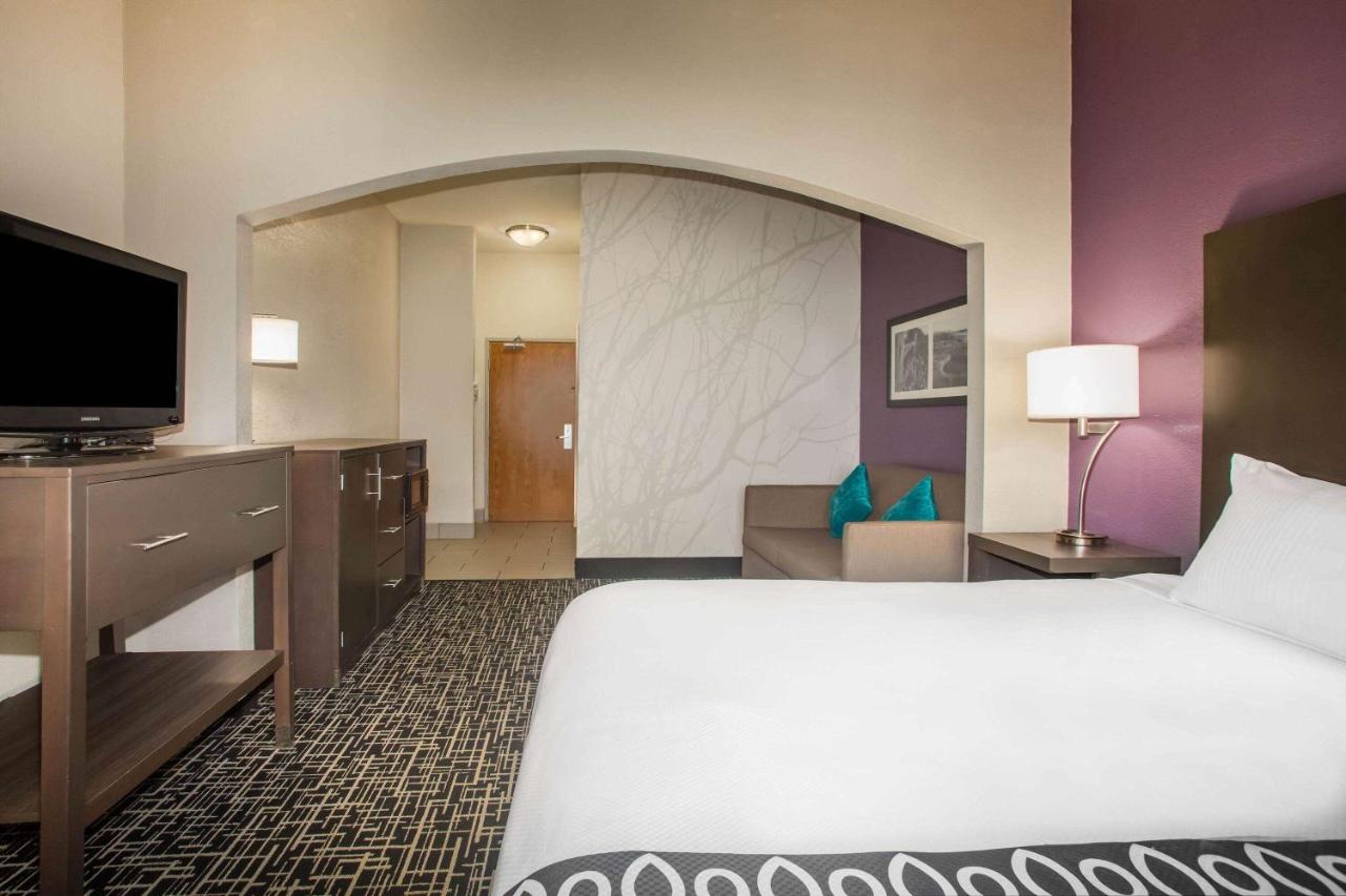 | La Quinta Inn & Suits by Wyndham Pontoon Beach IL