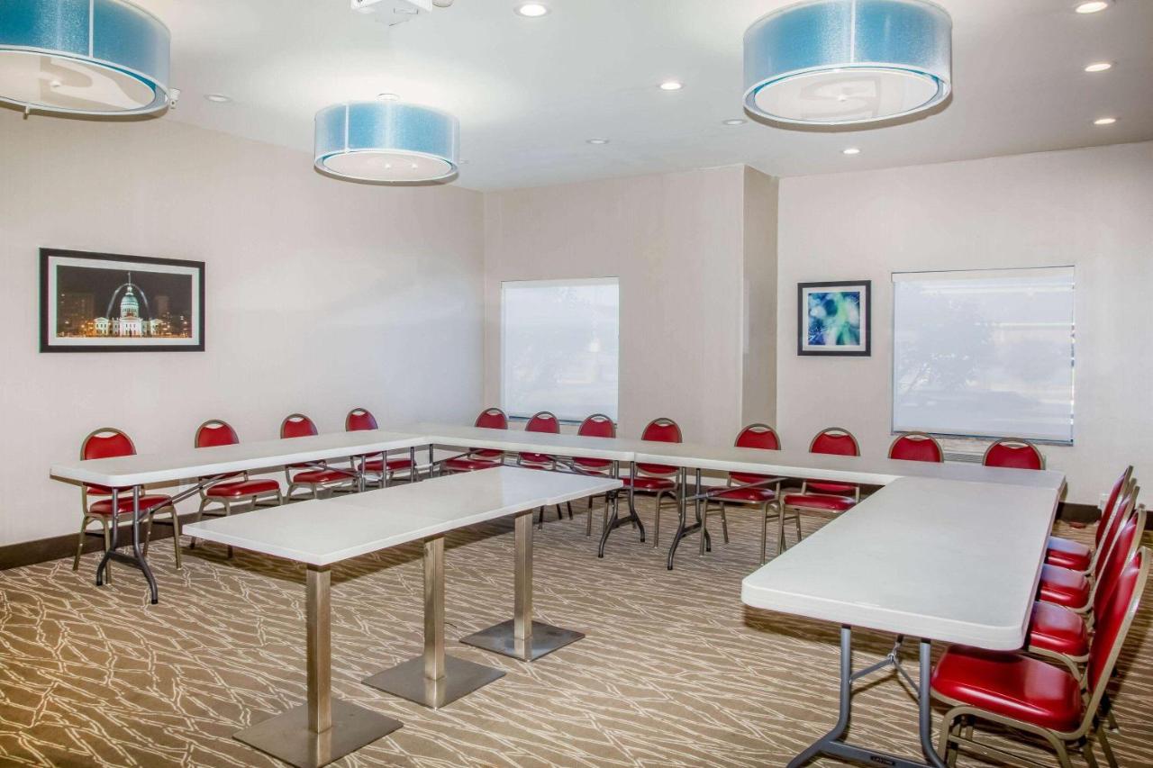 | La Quinta Inn & Suits by Wyndham Pontoon Beach IL