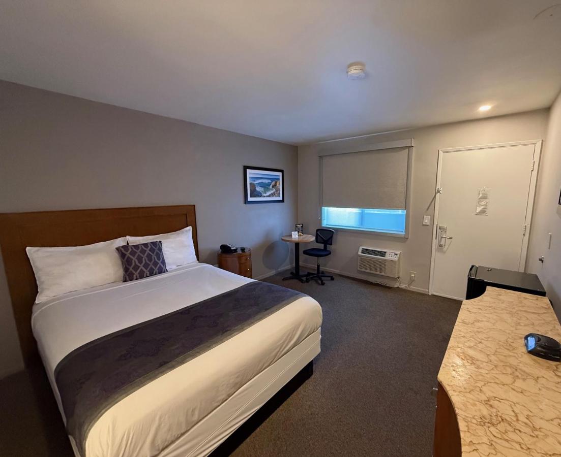 Standard Queen Room at Heritage Inn San Diego