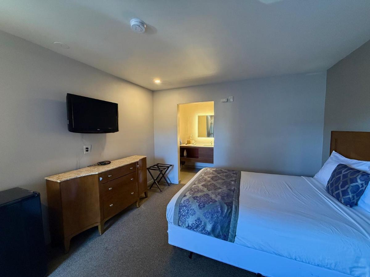 Standard Queen Room at Heritage Inn San Diego