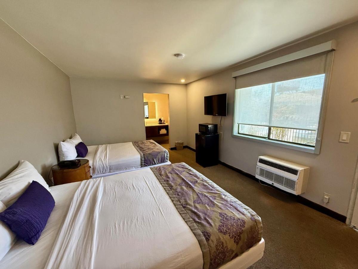 Double Queen Room at Heritage Inn San Diego