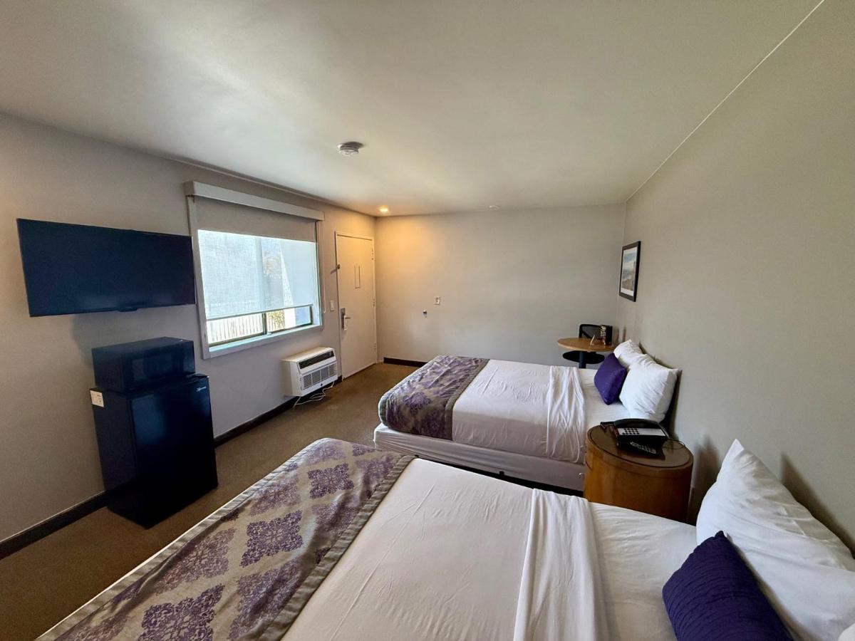 Double Queen Room at Heritage Inn San Diego