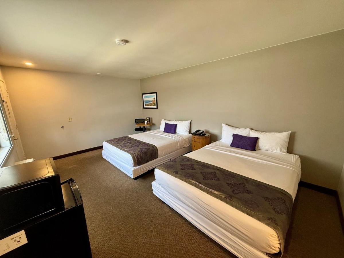 Double Queen Room at Heritage Inn San Diego