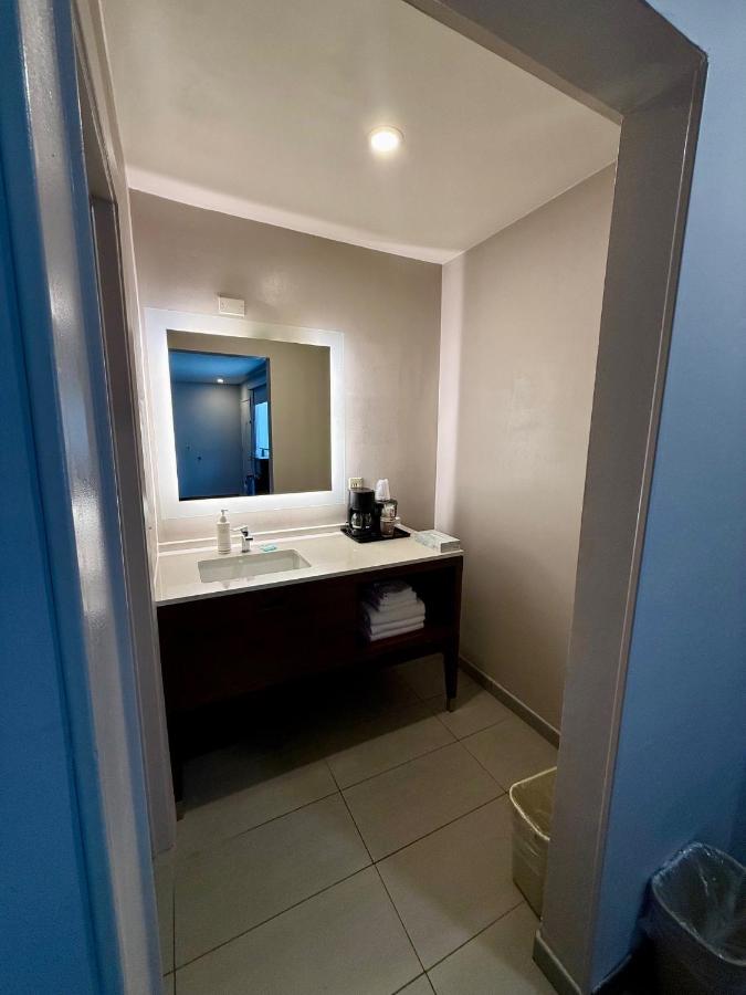 Double Queen Room at Heritage Inn San Diego