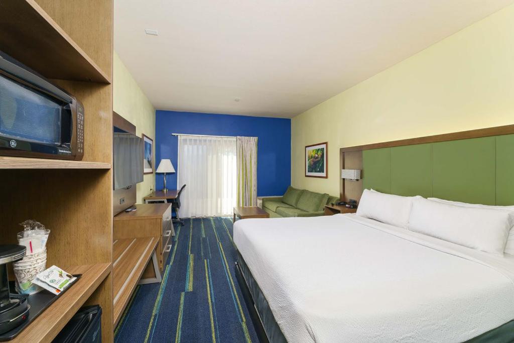  | Triple Play Resort Hotel & Suites