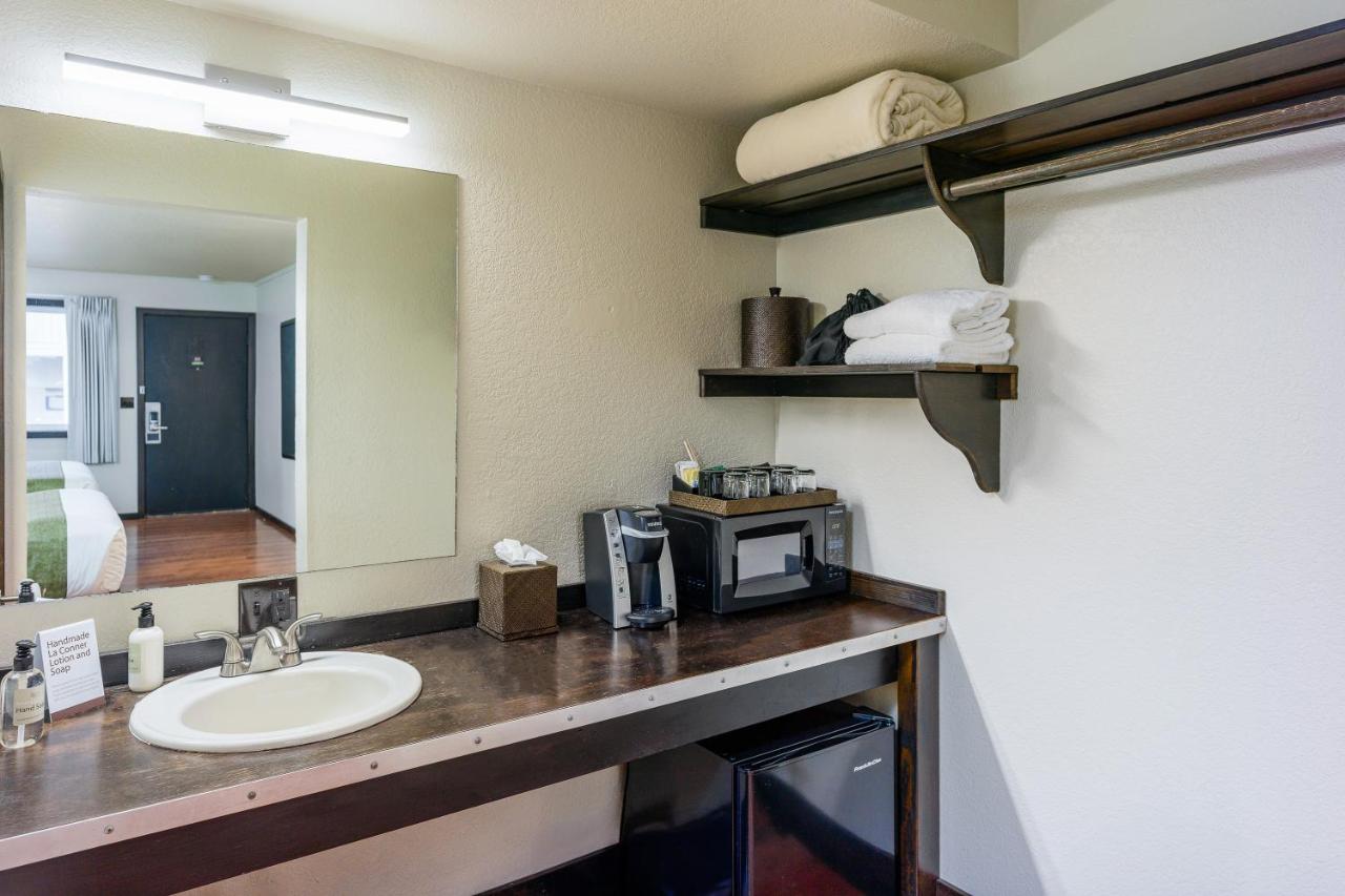 | Earthbox Inn & Spa