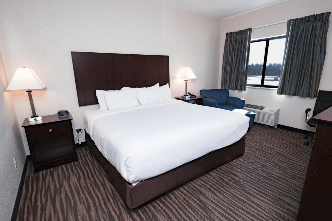 King Room at Cobblestone Inn & Suites - Maryville