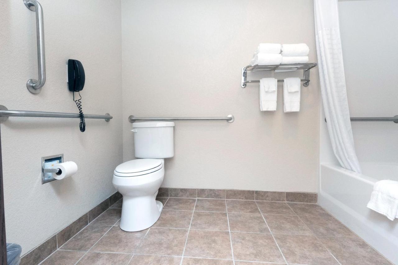 King Room - Disability Access at Cobblestone Inn & Suites - Maryville