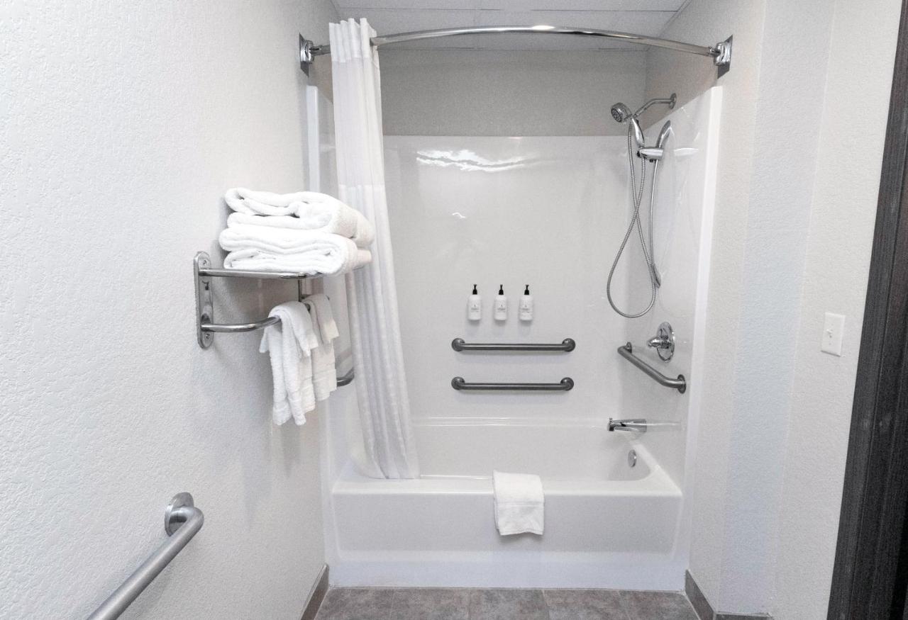King Room - Disability Access at Cobblestone Inn & Suites - Maryville
