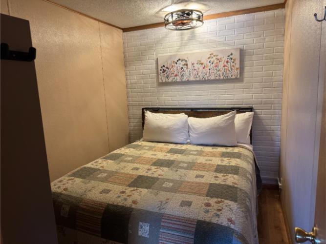 Three-Bedroom Cabin at Point View Resort