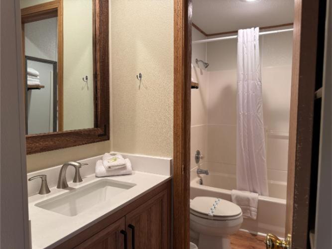 Three-Bedroom Cabin at Point View Resort