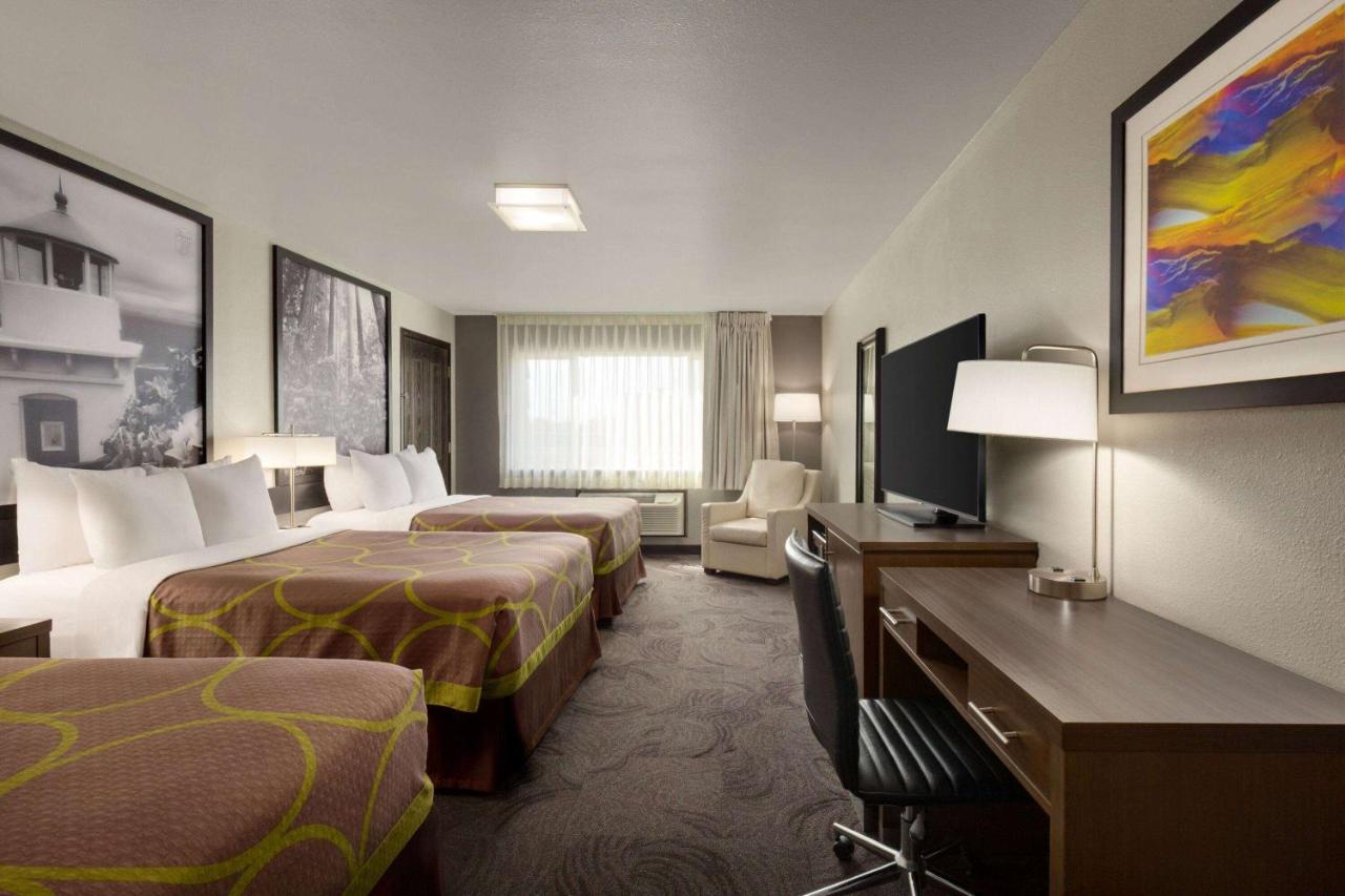 Double Room with Three Double Beds - Non-Smoking at Super 8 by Wyndham Eureka
