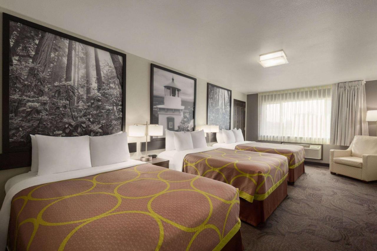Double Room with Three Double Beds - Non-Smoking at Super 8 by Wyndham Eureka