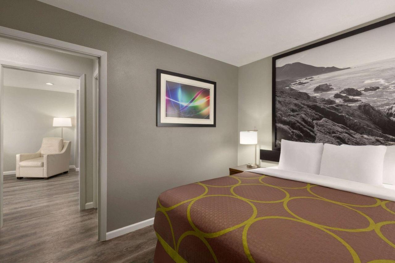 | Super 8 by Wyndham Eureka