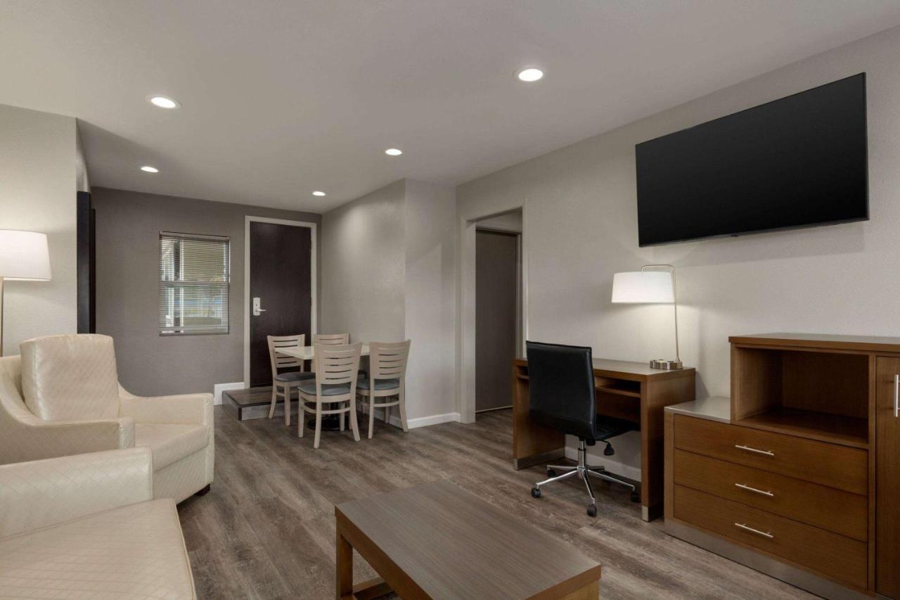 Two-Bedroom Suite with Kitchenette at Super 8 by Wyndham Eureka