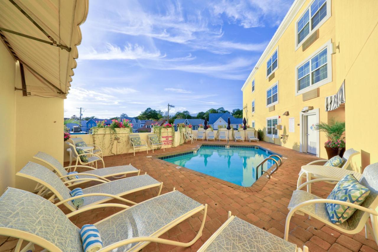 King Room with Pool View at Hotel Rehoboth