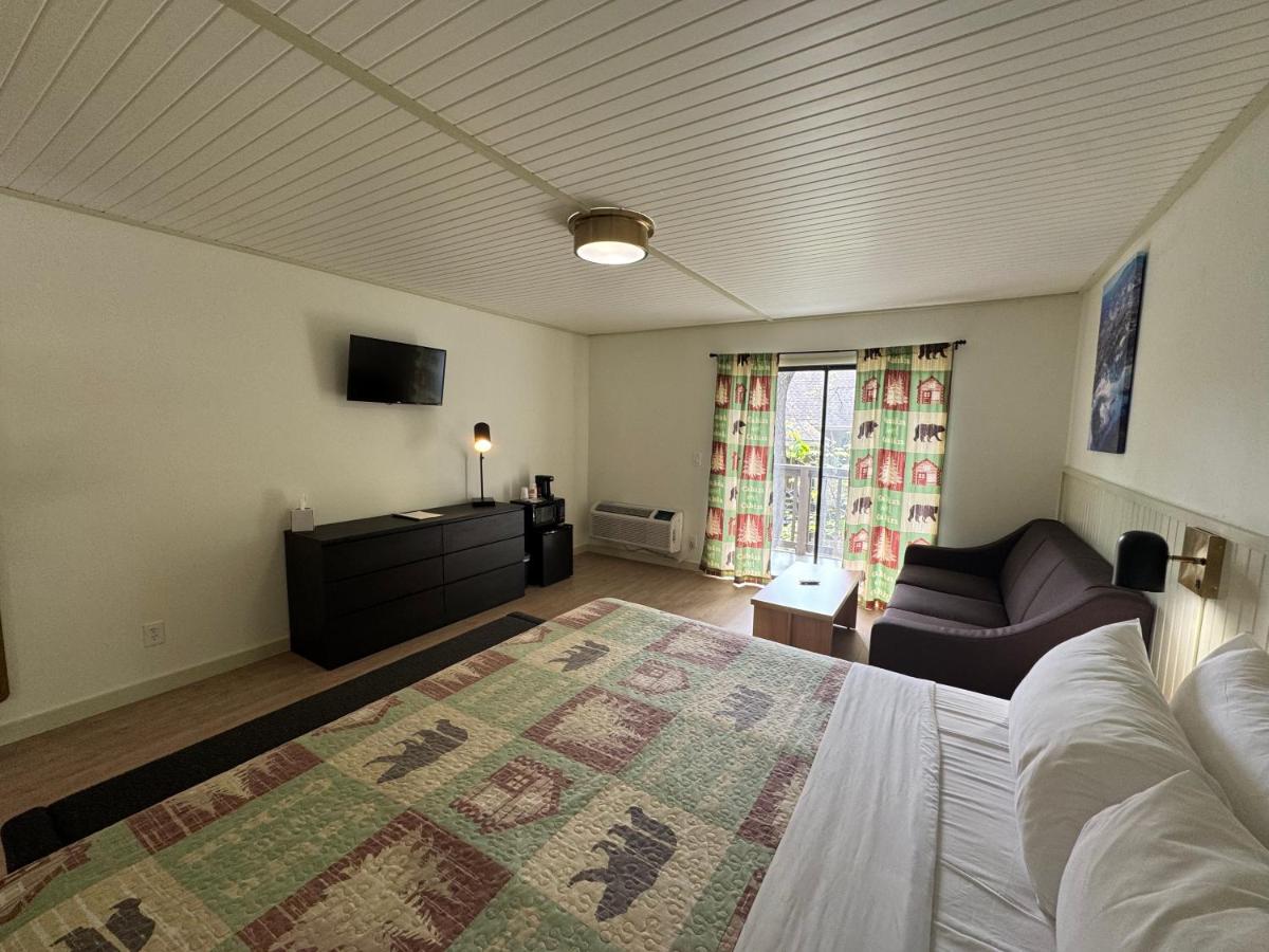 King Room with Balcony at Ski Mountain Lodge