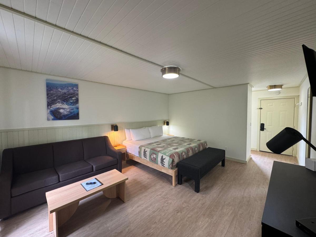 King Room with Balcony at Ski Mountain Lodge