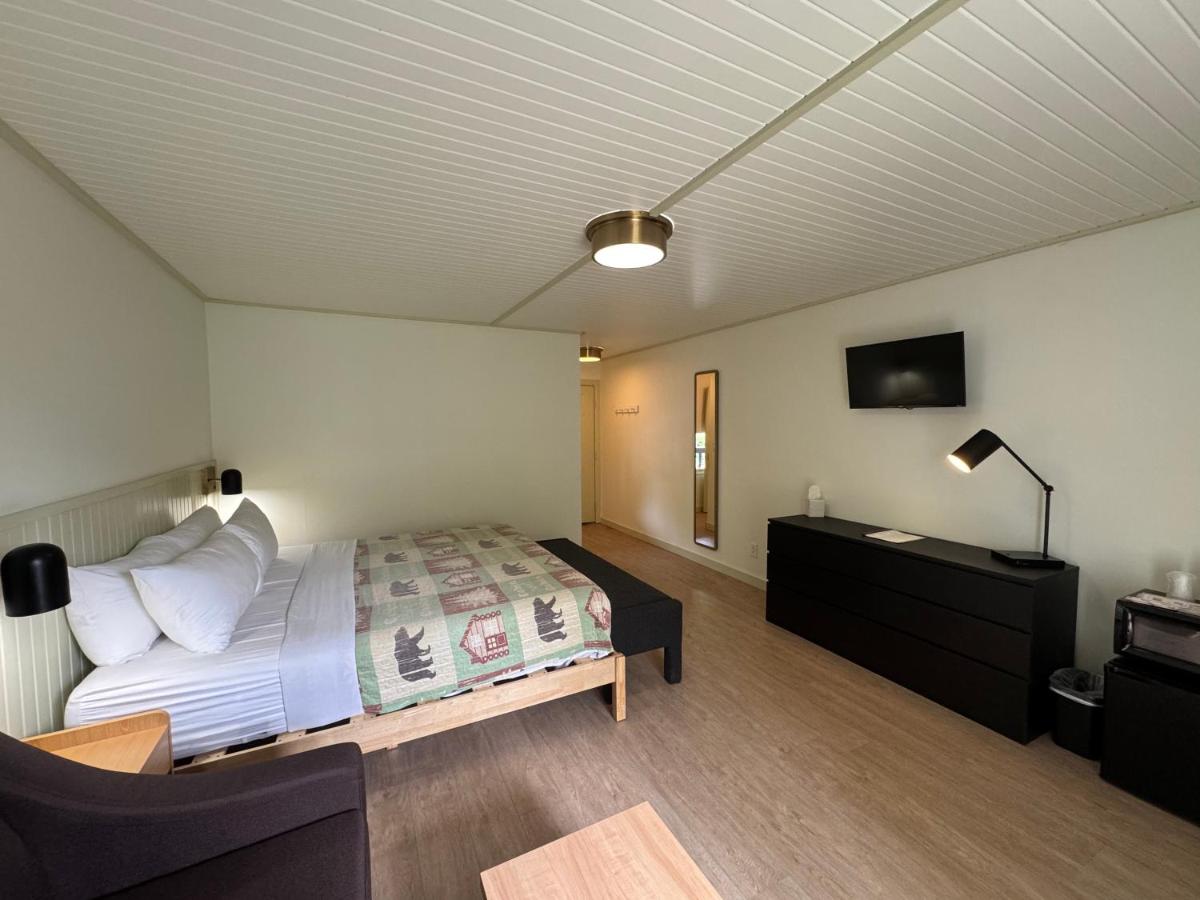 King Room with Balcony at Ski Mountain Lodge