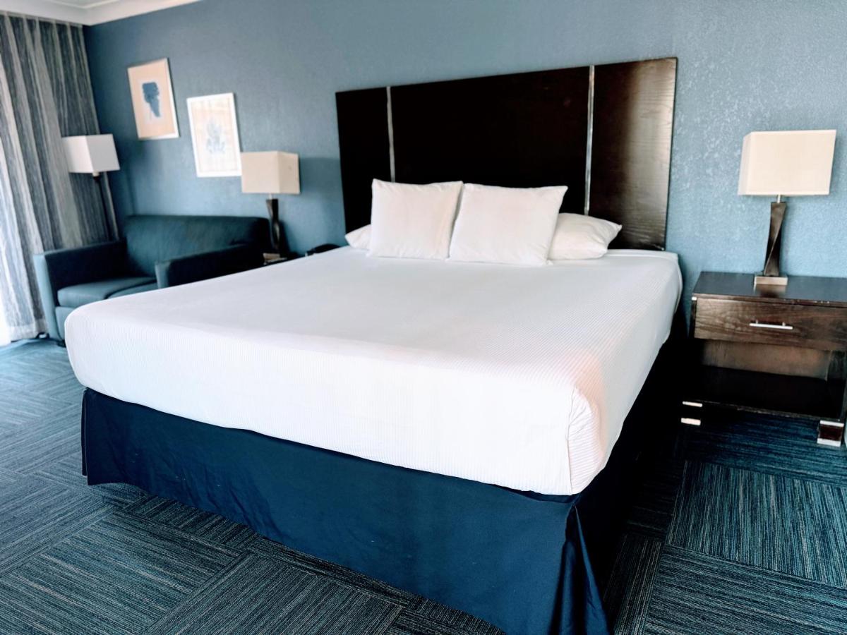 Deluxe King Room at The Pacific Inn