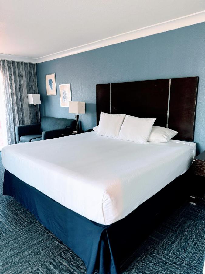 Deluxe King Room at The Pacific Inn