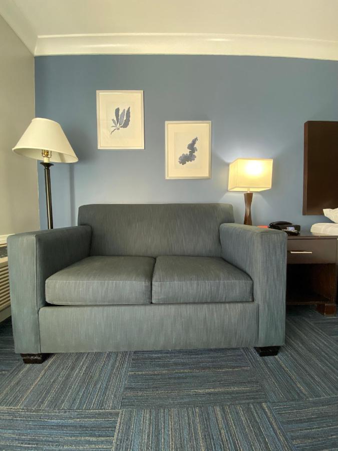Deluxe King Room at The Pacific Inn