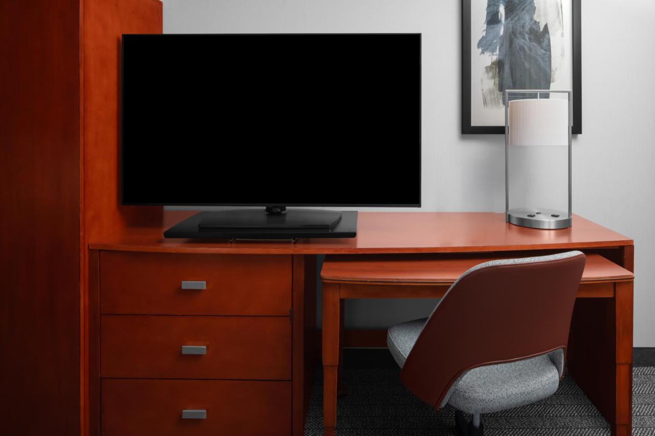 | Courtyard by Marriott Santa Clarita Valencia