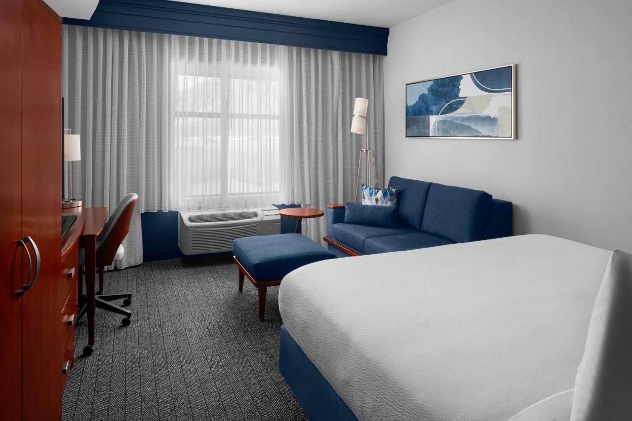 | Courtyard by Marriott Santa Clarita Valencia