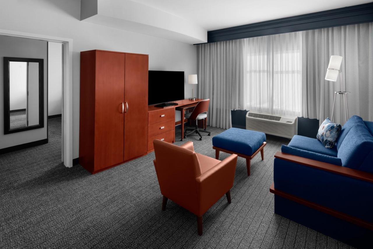 | Courtyard by Marriott Santa Clarita Valencia