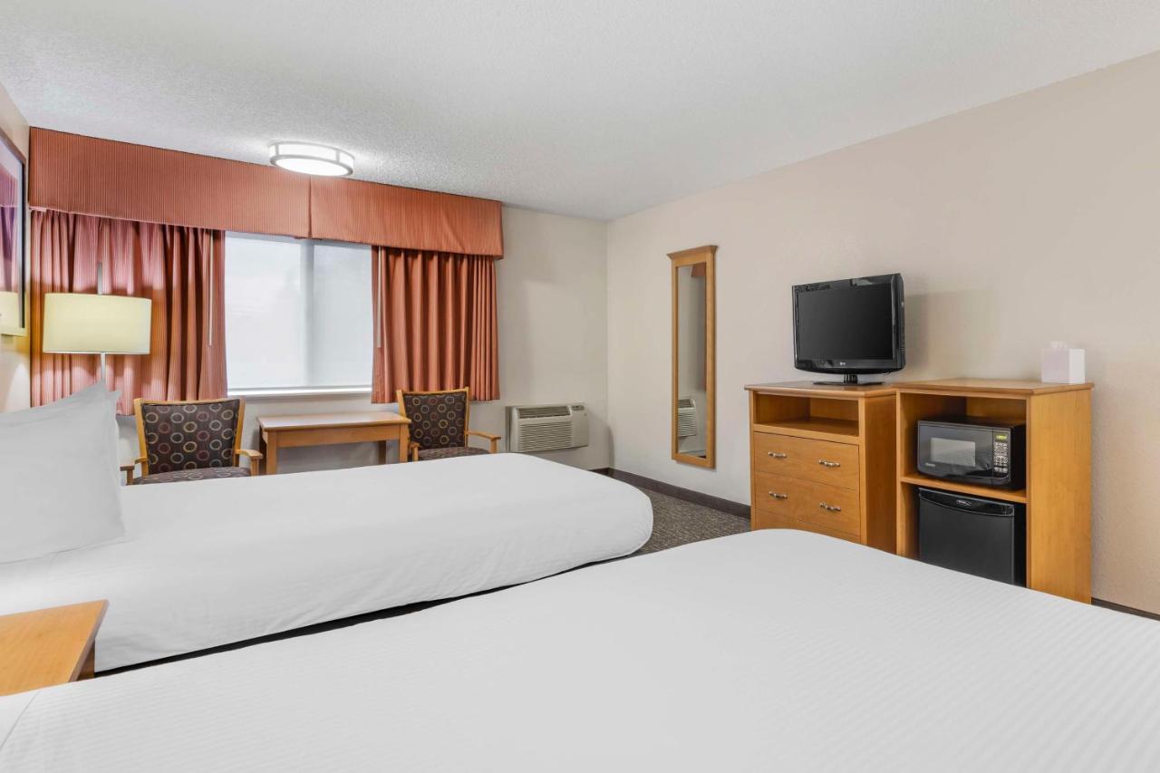 Queen Room with Two Queen Beds with Bathtub - Non-Smoking at Best Western Aladdin Inn