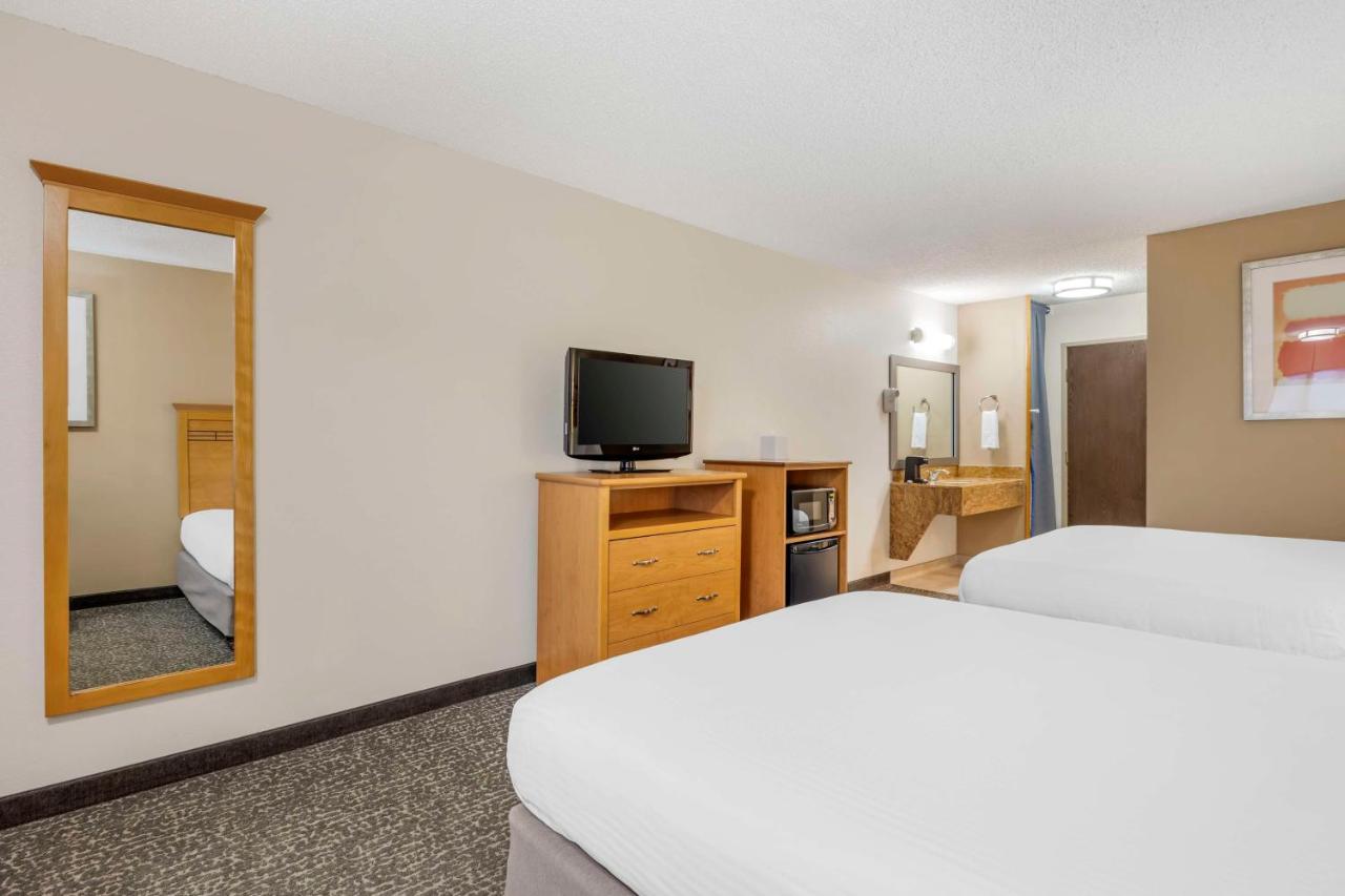 Queen Room with Two Queen Beds with Bathtub - Non-Smoking at Best Western Aladdin Inn